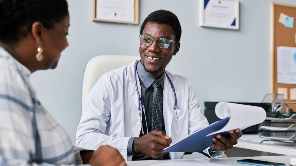 Qual documentação preciso para regularizar minha clínica médica